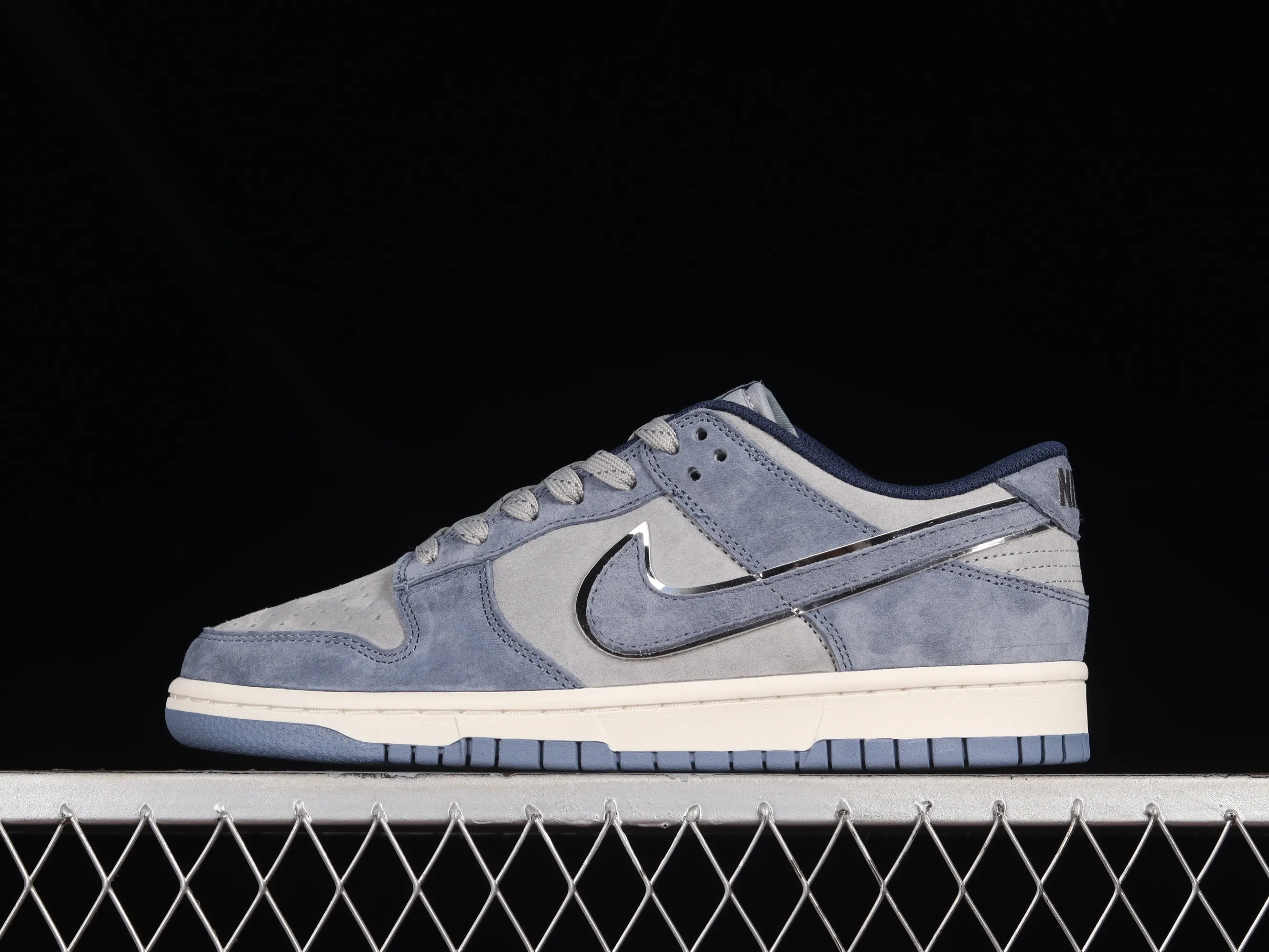 All Categories Nk SB Dunk Series Nk SB Dunk Low Low-top sneakers Otomo Katsuhiro x Nk SB Dunk Low "Steamboy OST" Creative customization collaboration Otomo Katsuhiro co-branded SB low-top sports and leisure sneakers DR3369-526